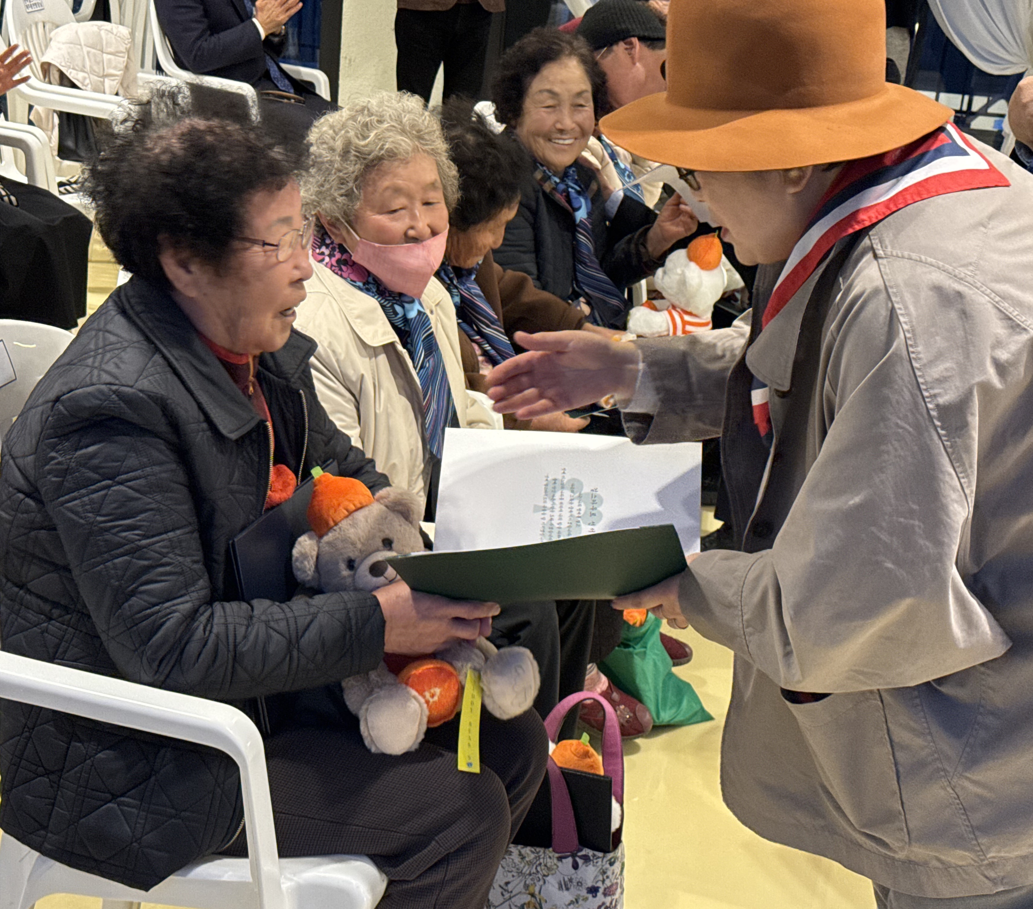 김종희(오른쪽) 한국 걸스카우트 총재가 은퇴하는 해녀들에게 명예지도자증을 수여하고 있다. 제주해녀문화협회 제공