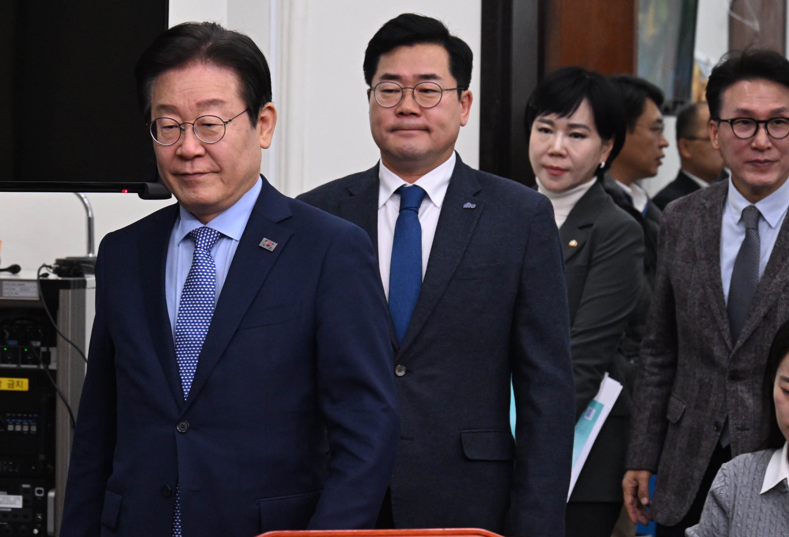 27일 이재명 더불어 민주당 대표가 국회에서 열린 최고위원회의에 참석하고 있다. 안주영 전문기자