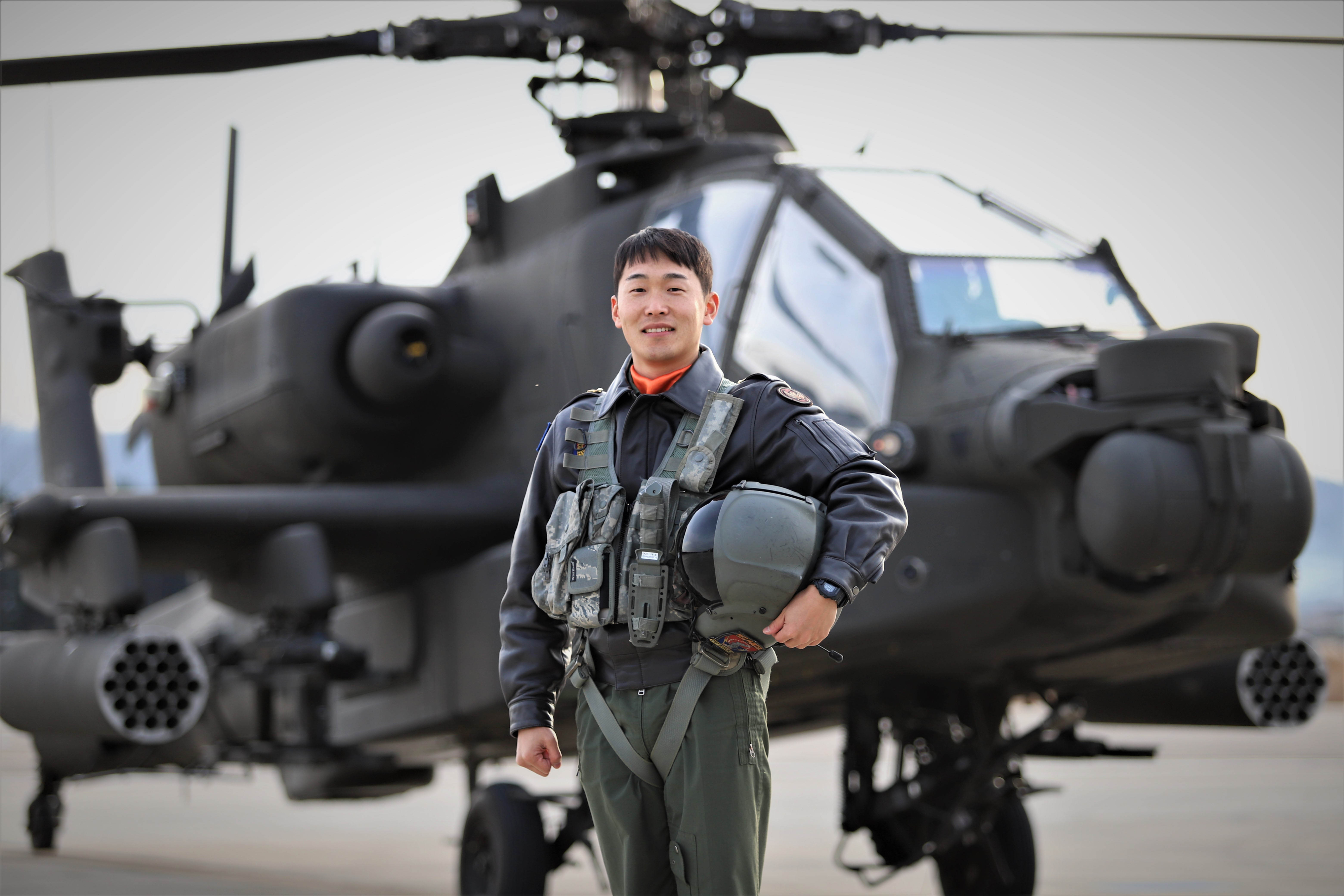 2024년 톱 헬리건으로 선정된 901항공대대 아파치 가디언(AH-64E) 조종사 강명기 준위가 헬기 앞에 서서 기념 사진을 찍고 있다. 육군 제공