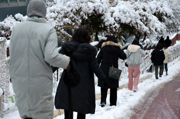 서울 전역에 대설주의보가 발효된 27일 오전 서울 서대문구 홍제동 도로에서 시민들이 출근하고 있다. 2024.11.27  연합뉴스