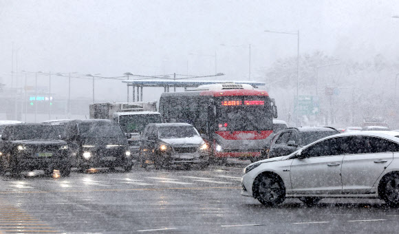 서울 등 중부 지역에 많은 눈이 내리는 27일 오전 서울 서초구 염곡사거리를 지나는 차량들이 신호 대기하고 있다. 2024.11.27  연합뉴스