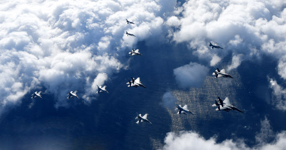 공군이 지난 25일부터 오는 29일까지 청주기지에서 2024년 후반기 소링 이글 훈련을 실시하고 있다고 27일 밝혔다. 사진은 지난 26일 오후, F-35A, F-15K, F-16, FA-50, F-5 전투기 등이 참가한 가운데 서해상에서 항공 차단 훈련을 실시하고 있는 모습. 2024.11.27  공군 제공