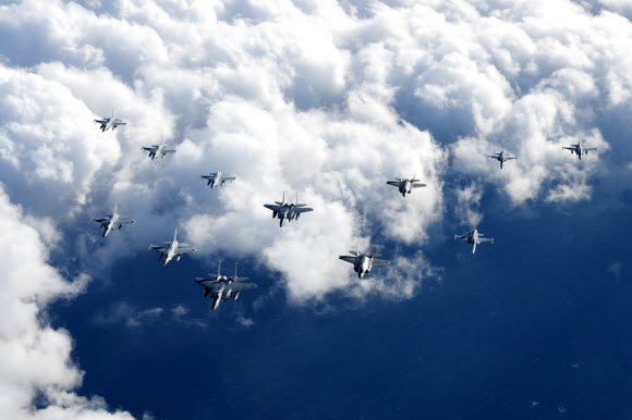 공군이 지난 25일부터 오는 29일까지 청주기지에서 2024년 후반기 소링 이글 훈련을 실시하고 있다고 27일 밝혔다. 사진은 지난 26일 오후, F-35A, F-15K, F-16, FA-50, F-5 전투기 등이 참가한 가운데 서해상에서 항공 차단 훈련을 실시하고 있는 모습. 2024.11.27  공군 제공