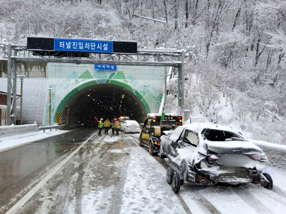 27일 오전 강원 홍천군 서석면 수하리 서울양양고속도로 서울 방향 서석터널 인근에서 차량 5대 간 추돌 사고가 났다. 이 사고로 1명이 숨지고 2명이 크게 다쳤으며 4명이 가벼운 상처를 입었다. 2024.11.27  강원특별자치도소방본부 제공