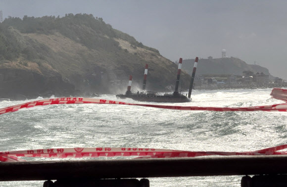 풍랑에 좌초한 해상 발사대