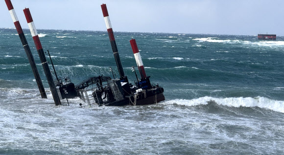 풍랑에 좌초한 해상 발사대