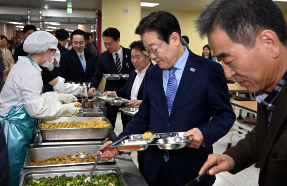 급식받는 이재명 대표