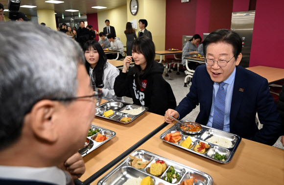 식사하는 이재명 대표