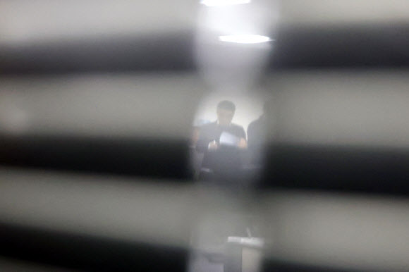27일 오후 서울 여의도 국회 의원회관 내 국민의힘 기획조정국 사무실.  김건희 여사 ‘공천 개입 의혹’과 미래한국연구소의 ‘불법 여론조사 의혹’ 사건 핵심 인물인 명태균 씨를 수사 중인 검찰은 이날 국민의힘 기조국 사무실에서 관련 자료에 대해 임의제출을 받기로 한 것으로 알려졌다. 2024.11.27  연합뉴스