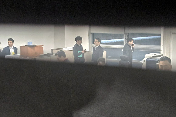 김건희 여사 ‘공천 개입 의혹’과 미래한국연구소의 ‘불법 여론조사 의혹’ 사건 핵심 인물인 명태균 씨를 수사 중인 검찰 수사관들이 27일 오후 서울 여의도 국회 의원회관 내 국민의힘 기획조정국 사무실에서 임의제출 방식으로 수사를 벌이고 있다. 2024.11.27  연합뉴스