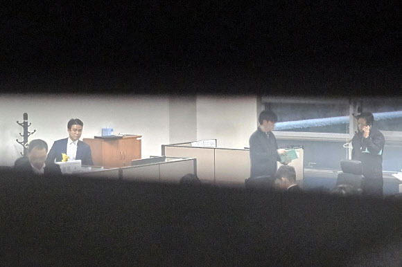 김건희 여사 ‘공천 개입 의혹’과 미래한국연구소의 ‘불법 여론조사 의혹’ 사건 핵심 인물인 명태균 씨를 수사 중인 검찰 수사관들이 27일 오후 서울 여의도 국회 의원회관 내 국민의힘 기획조정국 사무실에서 임의제출 방식으로 수사를 벌이고 있다. 2024.11.27  연합뉴스