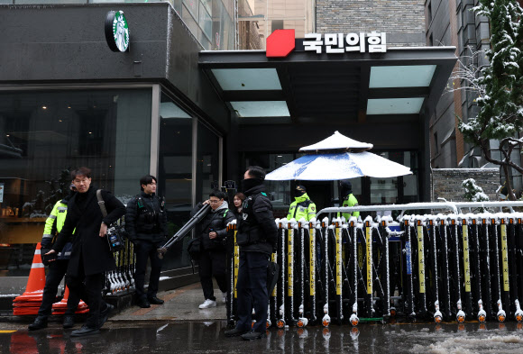 김영선 전 의원과 명태균 씨 관련 ‘공천 개입’ 의혹을 수사 중인 검찰이 27일 국민의힘 당사무실에 대한 압수수색에 나섰다. 사진은 이날 압수수색이 진행 중인 국민의힘 당 사무실의 모습. 2024.11.27  연합뉴스