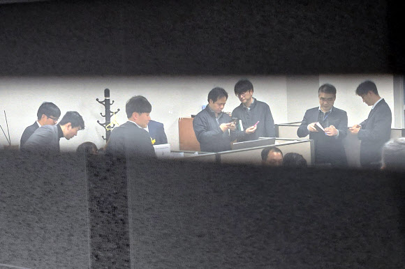 27일 오후 명태균 씨를 수사 중인 검찰 수사관들이 수사를 벌이고 있는 서울 여의도 국회 의원회관 내 국민의힘 기획조정국 사무실. 김건희 여사 ‘공천 개입 의혹’과 미래한국연구소의 ‘불법 여론조사 의혹’ 사건 핵심 인물인 명태균 씨를 수사 중인 검찰은 이날 국민의힘 기조국 사무실에서 관련 자료에 대해 임의제출을 받기로 한 것으로 알려졌다. 2024.11.27  연합뉴스