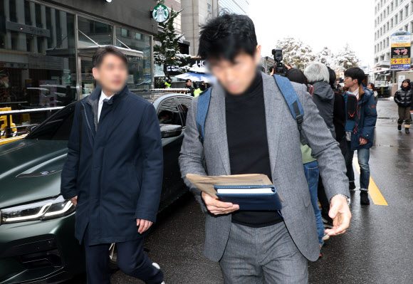김영선 전 의원과 명태균 씨 관련 ‘공천 개입’ 의혹을 수사 중인 검찰이 27일 국민의힘 당사무실에 대한 압수수색에 나섰다. 이날 검찰 수사관들이 국민의힘 당사를 빠져나가고 있다. 2024.11.27  연합뉴스