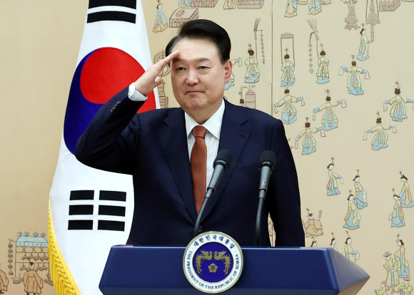 중장 진급자로부터 거수경례 받는 윤석열 대통령