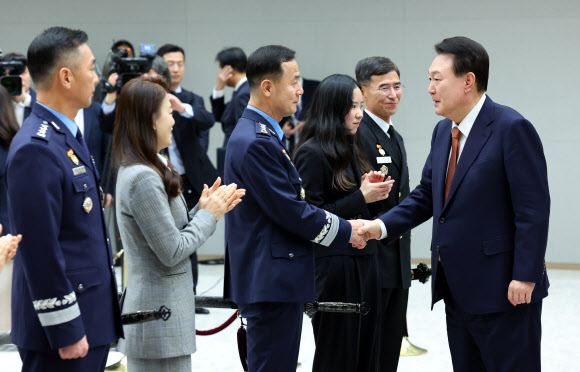 윤석열 대통령, 중장 진급.보직 신고 및 삼정검 수치 수여식 참석