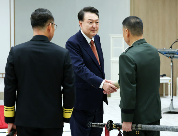 삼정검 수치 수여식 마친 윤석열 대통령