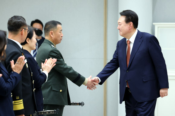 윤석열 대통령, 중장 진급.보직 신고 및 삼정검 수치 수여식 참석