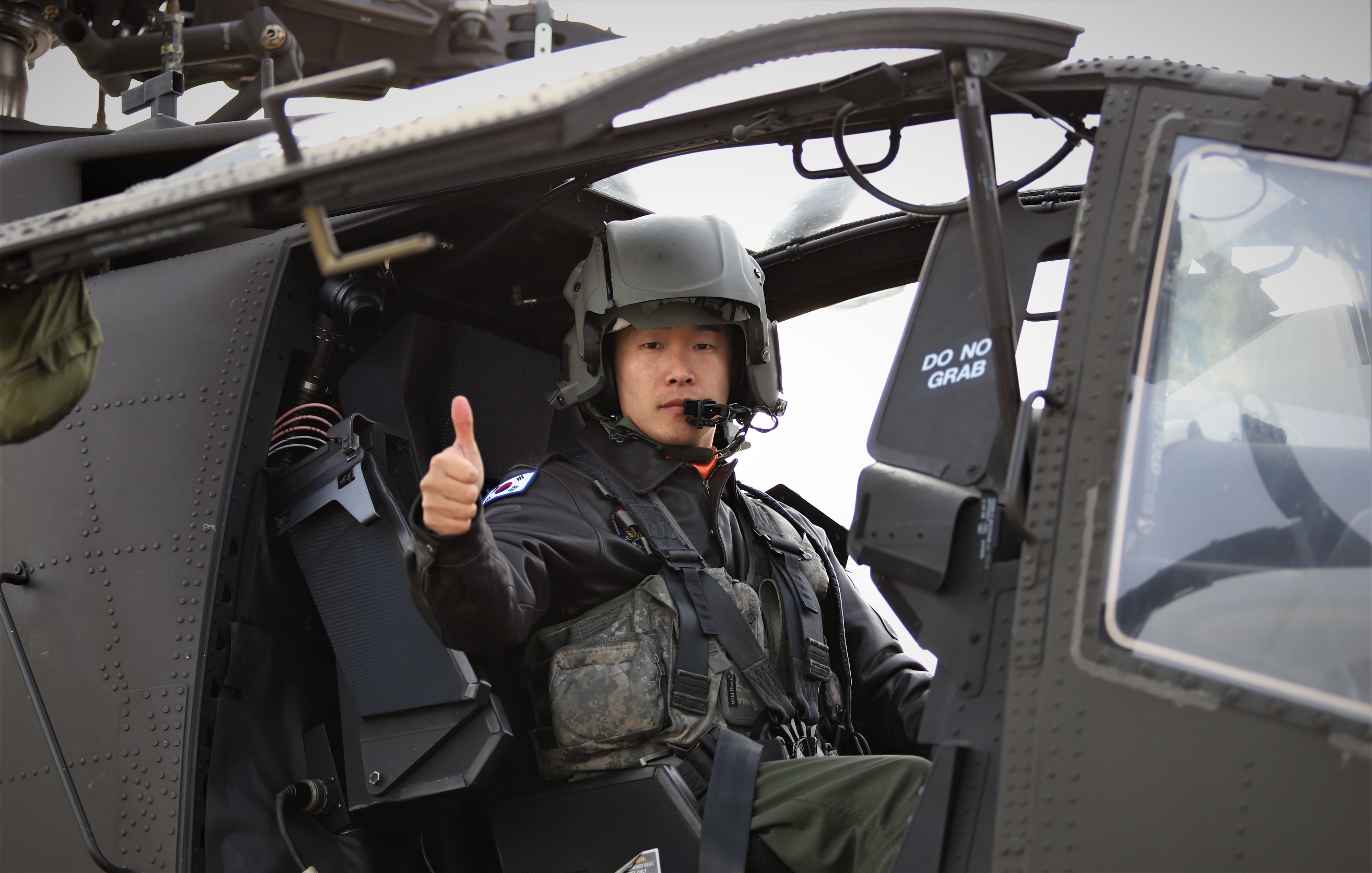 2024년 ‘톱 헬리건’으로 선정된 901항공대대 아파치 가디언(AH-64E) 조종사 강명기 준위가 헬기에 탑승해 엄지를 들어 보이고 있다. 육군 제공