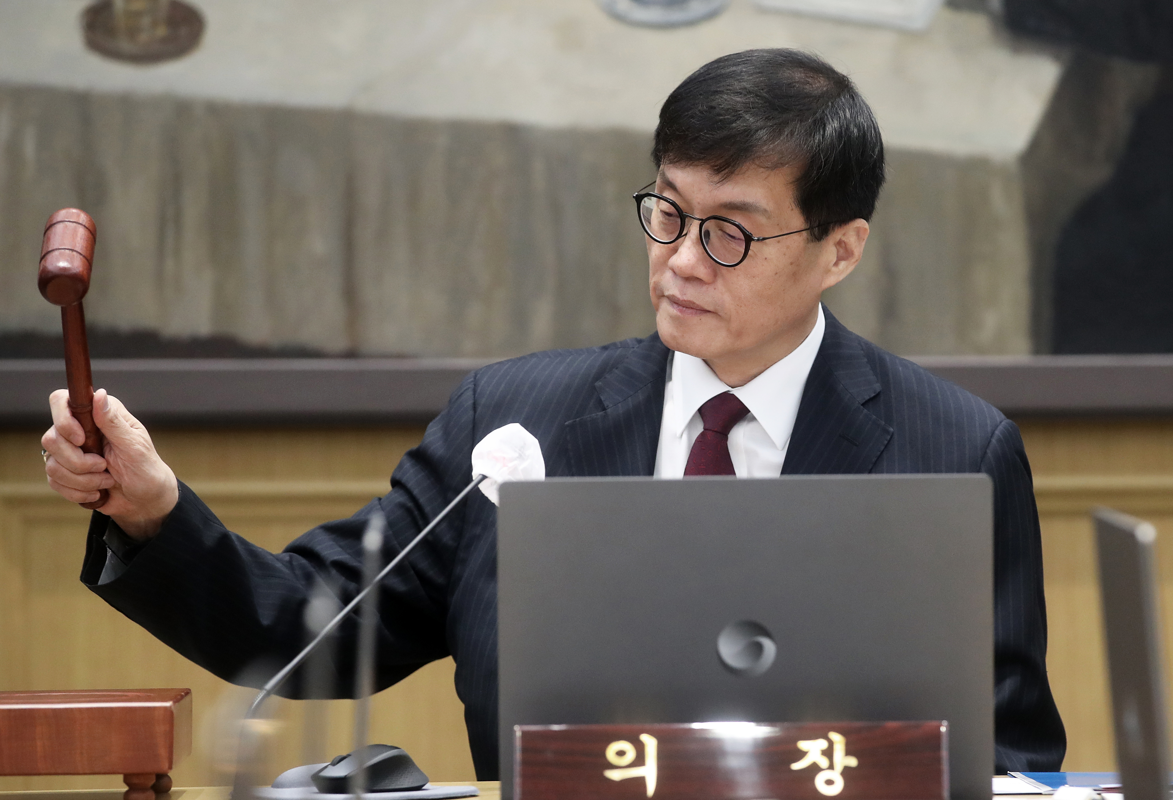 이창용 한국은행 총재가 28일 서울 중구 한국은행에서 열린 금융통화위원회에서 의사봉을 두드리고 있다. 2024.11.28 사진공동취재단