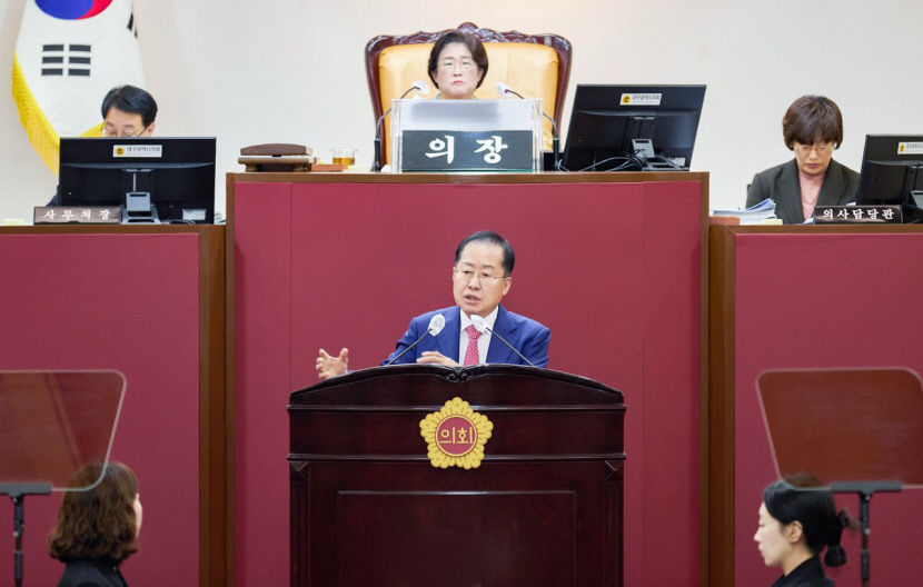 홍준표 대구시장이 28일 대구시의회 제31회 정례회 제2차 본회의에 참석해 대구경북 행정통합에 대해 발언하고 있다. 대구시 제공