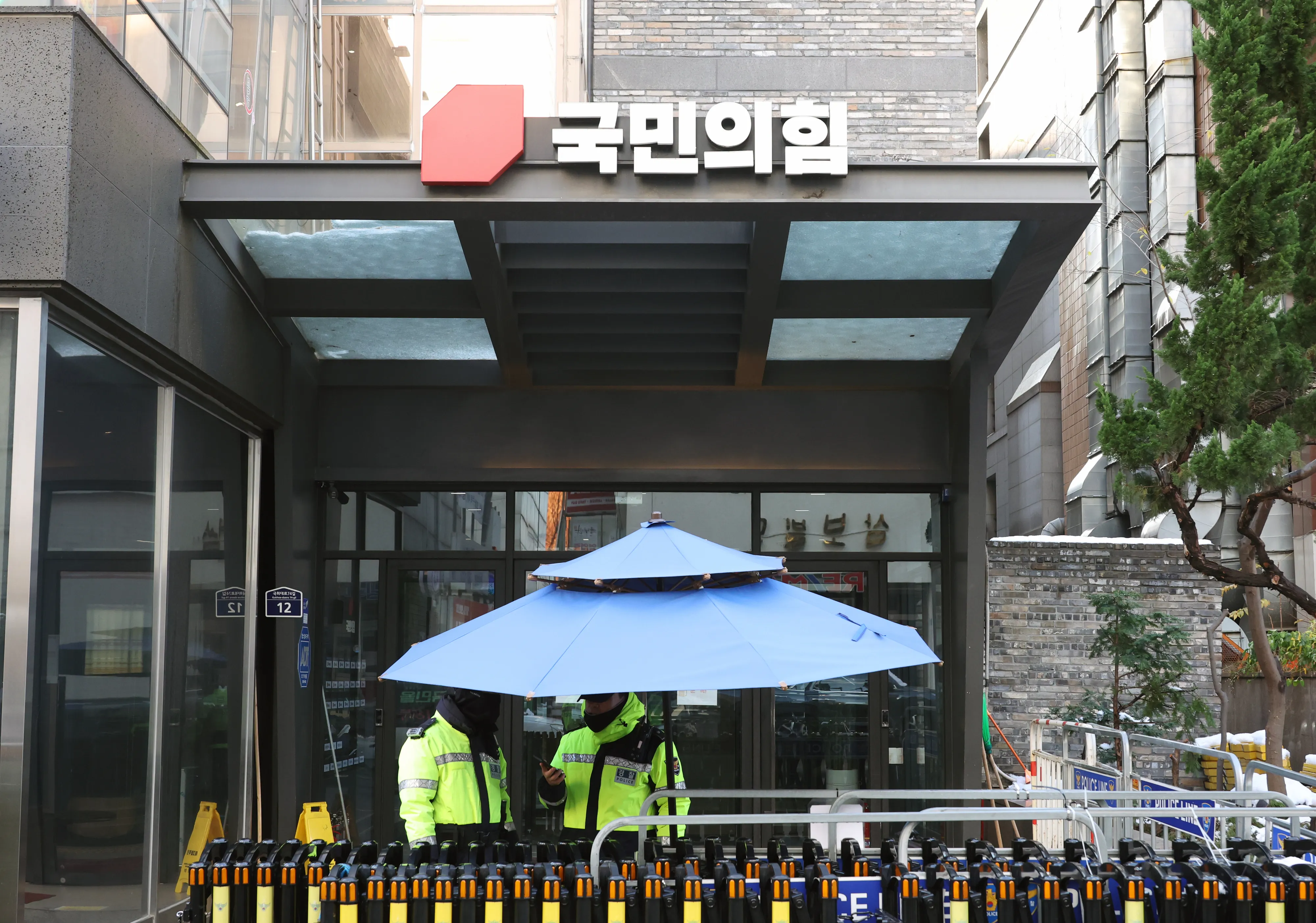 검찰, 국민의힘 당사 추가 압수수색  명태균씨의 ‘공천 개입’ 의혹을 수사 중인 검찰이 28일 국민의힘 중앙당사에 대한 추가 압수수색을 하고 있다. 사진은 28일 서울 여의도 국민의힘 당사 모습. 뉴시스