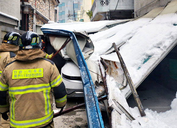 28일 오전 인천시 중구 항동7가에서 건물 지붕이 무너져 있다. 2024.11.28  인천소방본부 제공