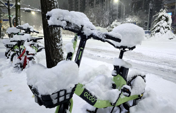 이틀째 폭설이 내린 28일 오전 경기도 성남시 분당구 한 도로에 거치된 공유자전거들이 눈으로 뒤덮여 있다. 2024.11.28 연합뉴스