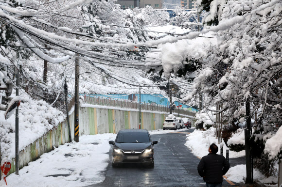 이틀 연속 폭설이 내린 28일 오전 서울 서대문구 한 주택가 전선이 눈이 쌓여 늘어져 있다. 2024.11.28 연합뉴스