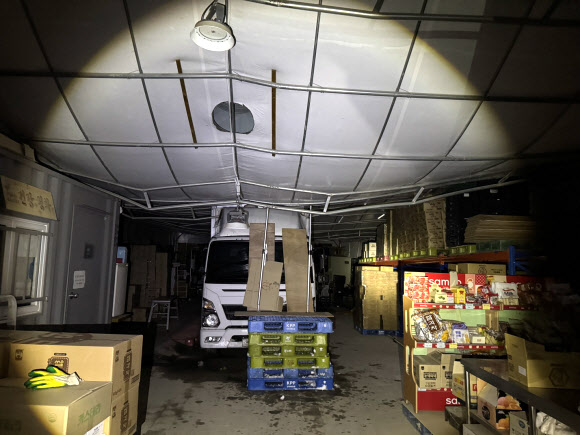 28일 오전 1시 6분께 경기 광명시 노온사동 한 단층 창고 지붕이 폭설로 일부 내려앉았다. 이 사고로 시민 1명이 어깨 등을 다쳐 인근 병원으로 옮겨졌다. 사진은 사고가 발생한 창고. 2024.11.28  경기도소방재난본부 제공