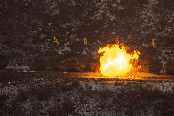 28일 경기도 양주시 노야산 훈련장에서 실시된 육군 30기갑여단 전차포 사격훈련에서 K1A2 전차가 포탄을 발사하고 있다. 2024.11.28. 연합뉴스