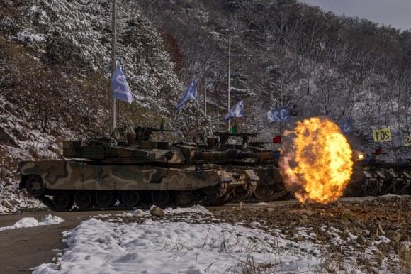 28일 경기도 양주시 노야산 훈련장에서 실시된 육군 30기갑여단 전차포 사격훈련에서 K1A2 전차가 포탄을 발사하고 있다. 2024.11.28. 연합뉴스