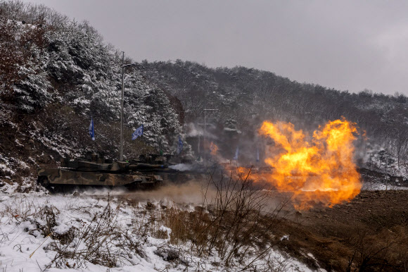 28일 경기도 양주시 노야산 훈련장에서 실시된 육군 30기갑여단 전차포 사격훈련에서 K1A2 전차가 포탄을 발사하고 있다. 2024.11.28. 연합뉴스