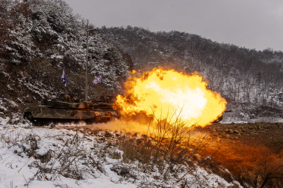 28일 경기도 양주시 노야산 훈련장에서 실시된 육군 30기갑여단 전차포 사격훈련에서 K1A2 전차가 포탄을 발사하고 있다. 2024.11.28. 연합뉴스