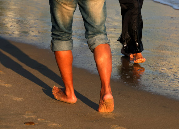 서울을 비롯한 전국 대부분 지역에 폭설이 내린 28일 오후 부산 수영구 광안리해수욕장에서는 시민들이 해변 맨발 걷기를 하고 있다. 이날 부산은 한낮 기온이 10도 안팎을 기록했다. 2024.11.28. 연합뉴스