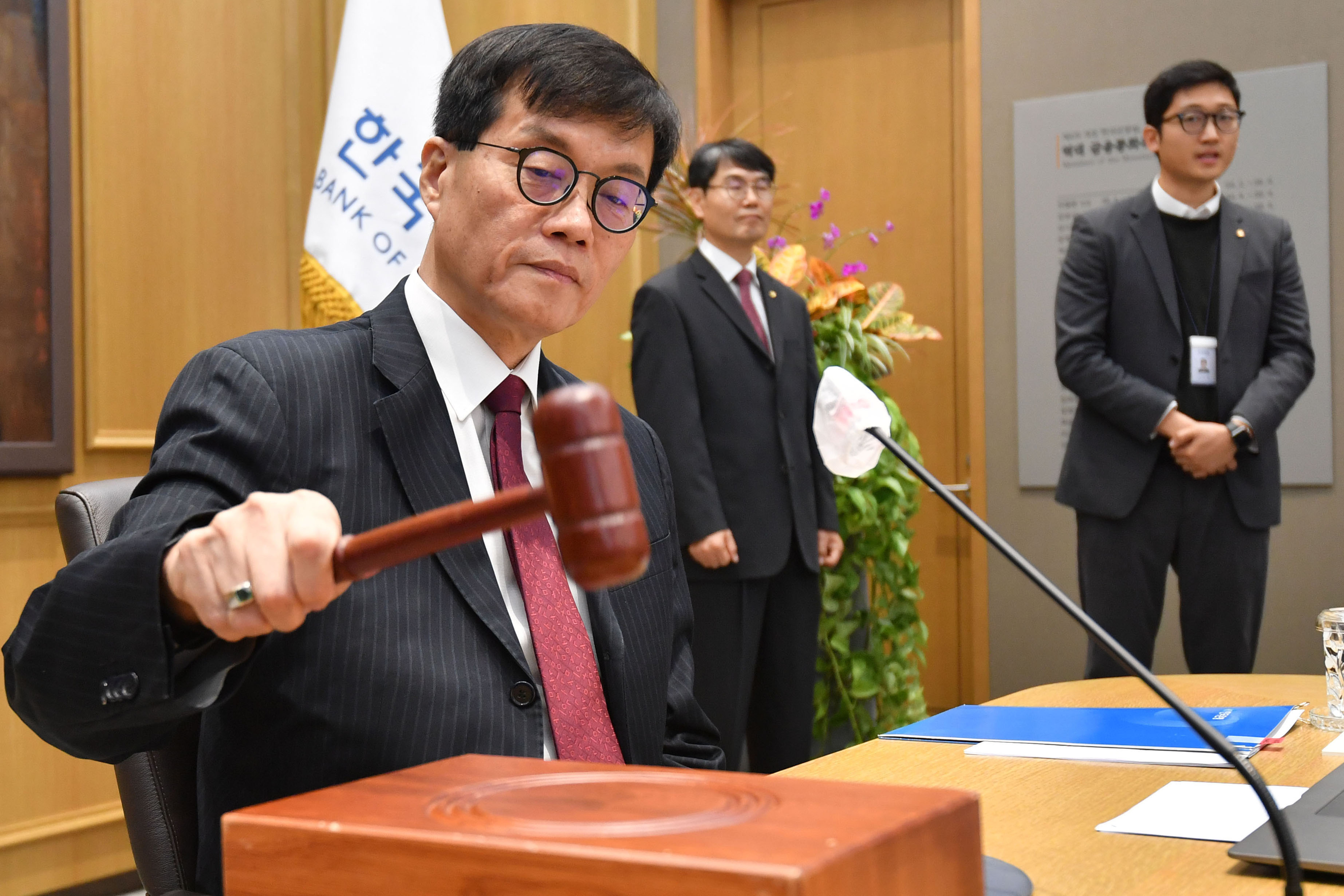 이창용 한국은행 총재가 28일 오전 서울 중구 한국은행에서 열린 금융통화위원회에서 의사봉을 두드리고 있다. 2024.11.28  사진공동취재단