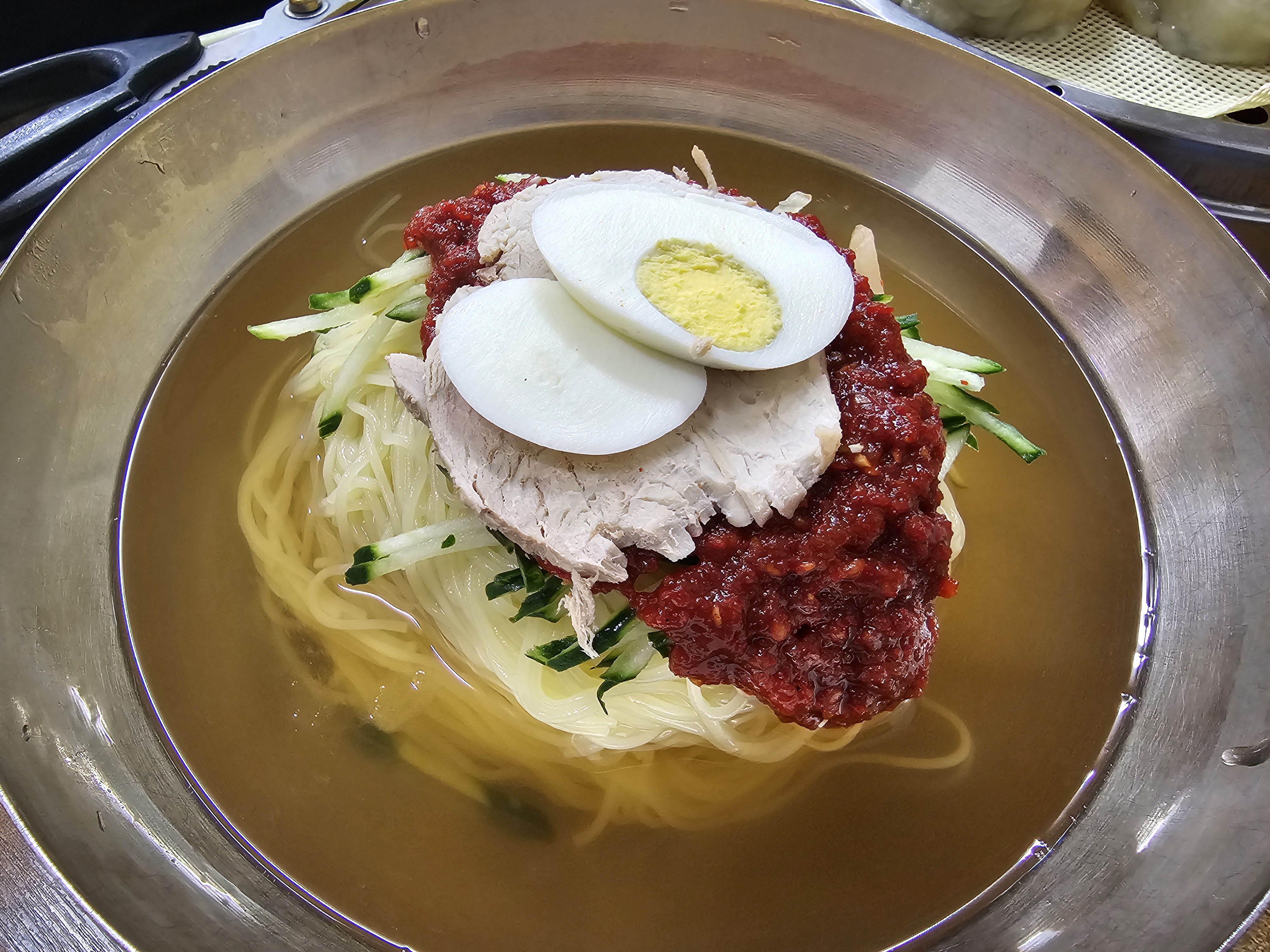 부산에는 유명한 밀면 맛집들이 즐비하다. 사진은 부산 3대 밀면 맛집 중 하나인 초량밀면.