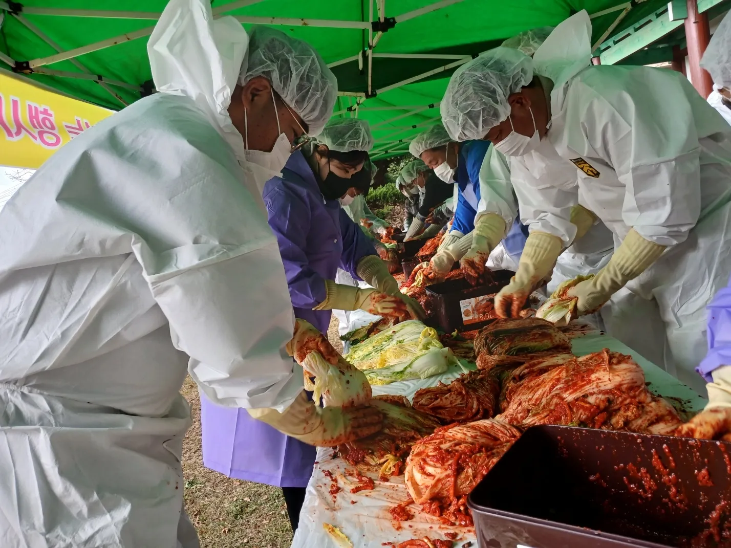 전남사회적경제유통지원센터와 여수광양항만공사, 돌산연합청년회원들이  여수 돌산읍 취약계층에 전달하기 위한 김장 김치를 담그고 있다.