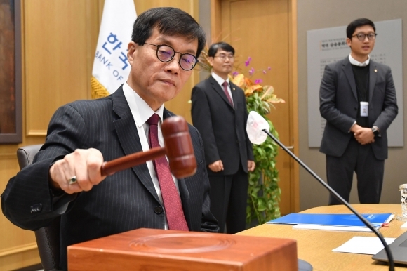 이창용 한국은행 총재가 28일 서울 중구 한국은행에서 열린 금융통화위원회에서 의사봉을 두드리고 있다. 사진공동취재단