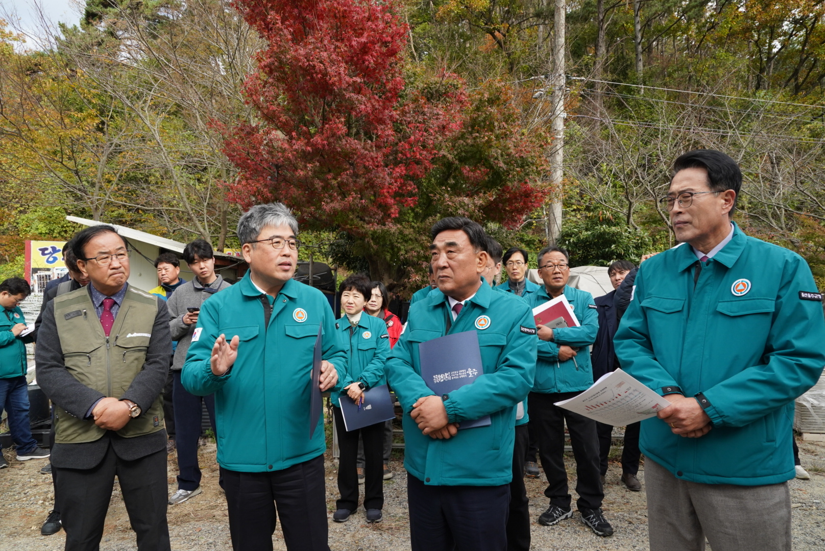 임상섭(사진 왼쪽에서 두 번째) 산림청장이 지난 19일  울주군  소나무재선충병 방제 현장을 방문해 지방자치단체 관계자들에게 방제 상황을 설명하고 있다. 산림청