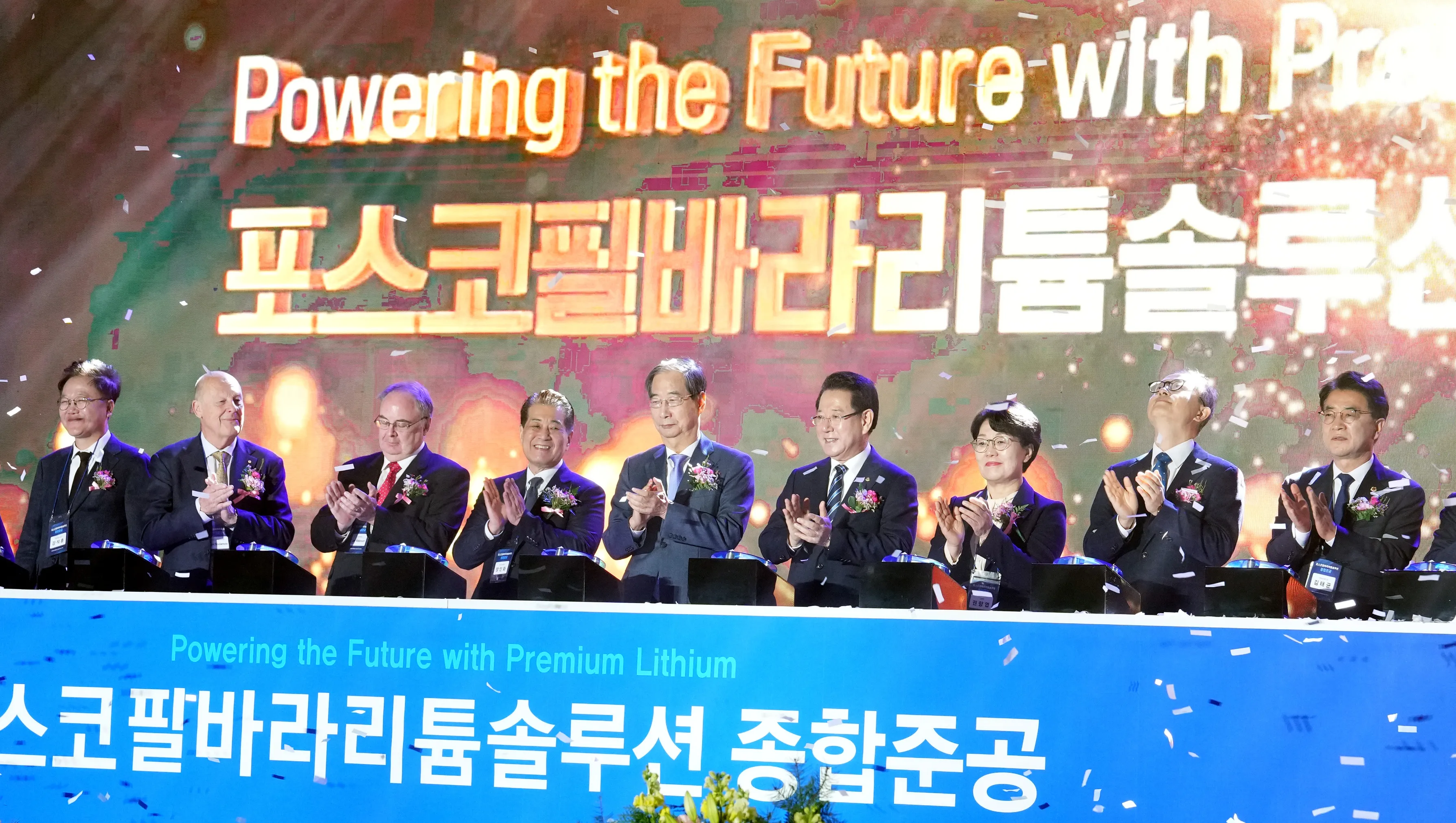 한덕수 국무총리와 김영록 전라남도지사가 29일 광양시 율촌1산업단지에서 열린 포스코 필바라리튬솔루션 종합 생산시설 준공식에서 내·외빈들과 준공을 축하하는 세레머니를 하고 있다.