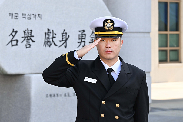 해병대 병장, 공군 대위에 이어 해군으로 복무하게 된 김상준 소위. 해군 제공