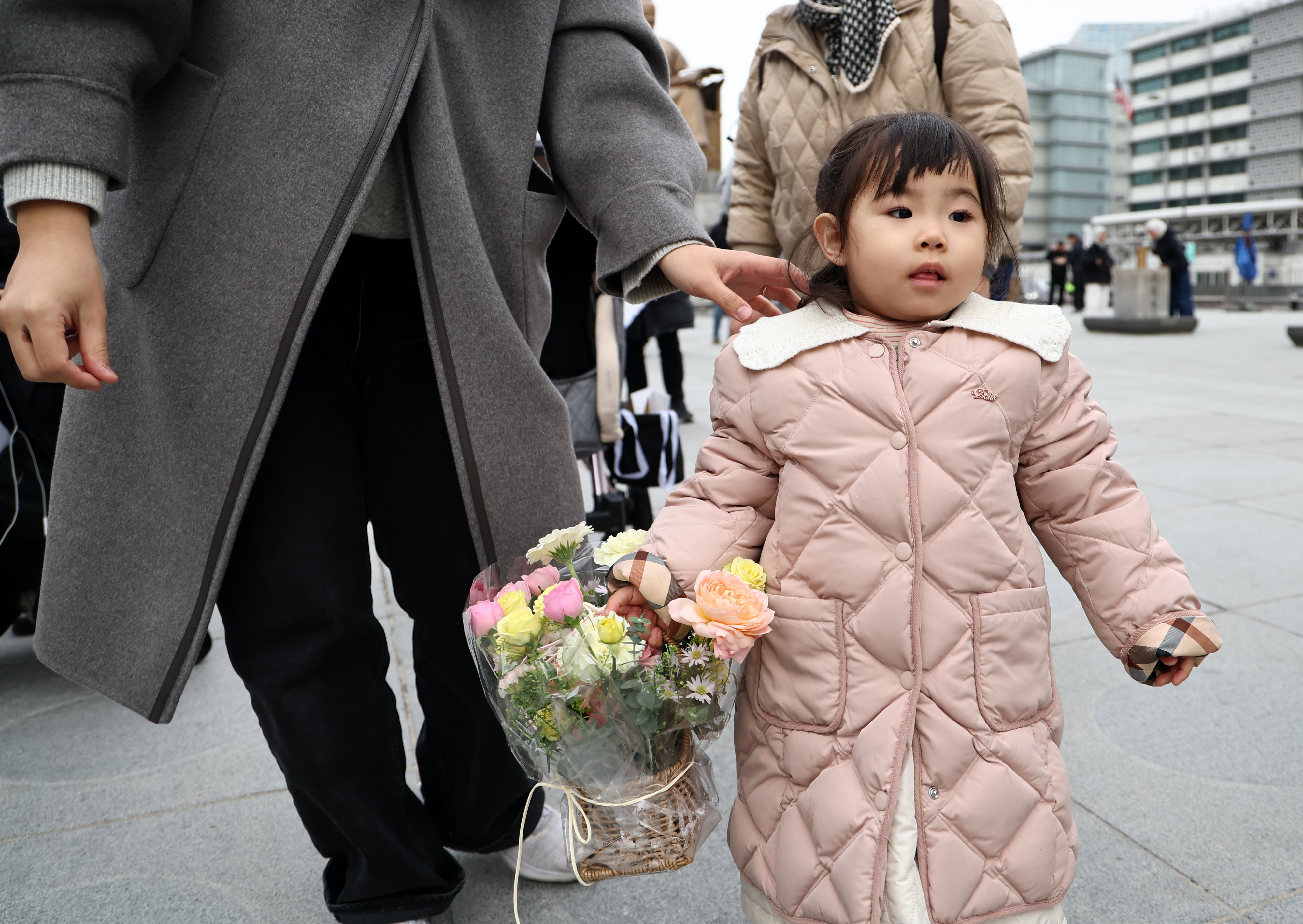 국내에는 치료법이 없는 희귀병을 앓고 있는 네 살 딸의 치료비용을 위해 전국 곳곳을 돌며 후원을 요청하고 있는 전요셉 씨의 가족 이상아씨와 사랑이가 29일 오후 서울 광화문광장에 도착하는 전 씨에게 향하고 있다. 2024.11.29 연합뉴스