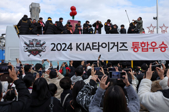 30일 광주 동구 금남로 일대에서 열린 프로야구 광주 연고팀 KIA 타이거즈 한국시리즈 우승 기념 카퍼레이드에서 시민들이 이범호 감독과 선수들에게 손을 흔들며 인사하고 있다. 2024.11.30  공동취재