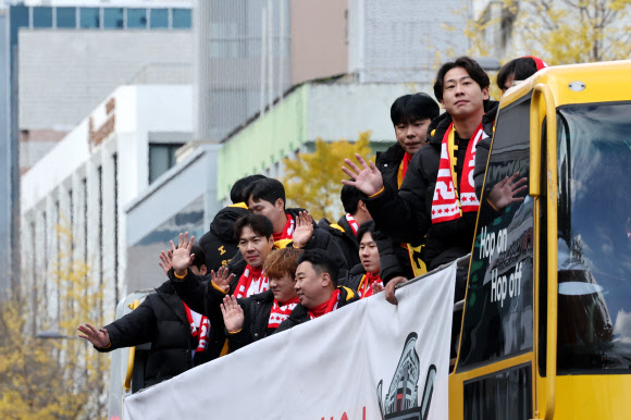 30일 광주 동구 금남로 일대에서 열린 프로야구 광주 연고팀 KIA 타이거즈 한국시리즈 우승 기념 카퍼레이드에서 이범호 감독과 선수들이 시민들에게 손을 흔들며 인사하고 있다. 2024.11.30  공동취재