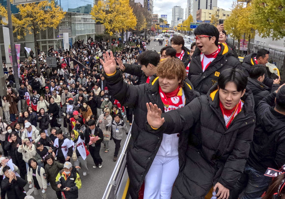 30일 광주 동구 금남로 일대에서 열린 프로야구 광주 연고팀 KIA 타이거즈 한국시리즈 우승 기념 카퍼레이드에서 이범호 감독과 선수들이 시민들에게 손을 흔들며 인사하고 있다. 2024.11.30  공동취재