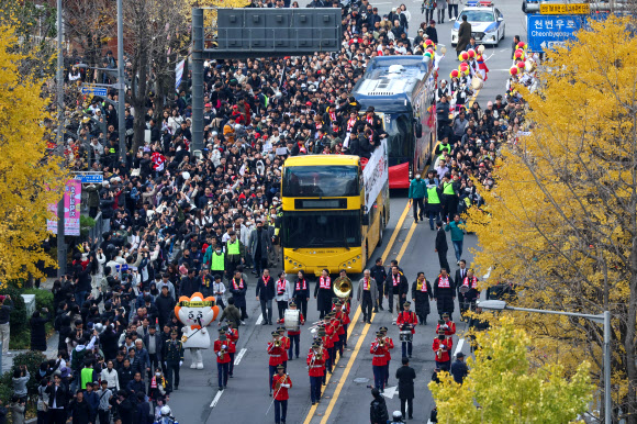 30일 광주 동구 금남로 일대에서 프로야구 광주 연고팀 KIA 타이거즈 한국시리즈 우승 기념 카퍼레이드가 펼쳐지고 있다. KIA 타이거즈 우승 카퍼레이드는 전신 해태 타이거즈 때인 1989년 이후 35년 만이다. 2024.11.30  공동취재