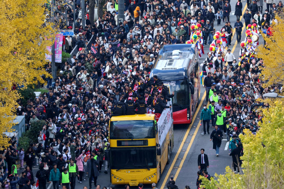 30일 광주 동구 금남로 일대에서 프로야구 광주 연고팀 KIA 타이거즈 한국시리즈 우승 기념 카퍼레이드가 펼쳐지고 있다. KIA 타이거즈 우승 카퍼레이드는 전신 해태 타이거즈 때인 1989년 이후 35년 만이다. 2024.11.30  공동취재