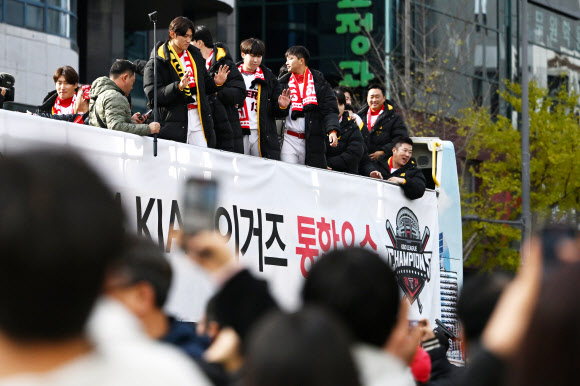 30일 광주 동구 금남로 일대에서 열린 프로야구 광주 연고팀 KIA 타이거즈 한국시리즈 우승 기념 카퍼레이드에서 이범호 감독과 선수들이 시민들에게 손을 흔들며 인사하고 있다. 2024.11.30  공동취재