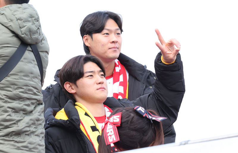 30일 오후 광주 동구 금남로5가역 및 5·18 민주광장일원에서 열린 KIA 타이거즈 우승 축하 퍼레이드에서 김도영이 포즈를 취하고 있다. 2024.11.30 뉴스1